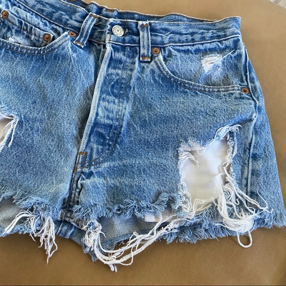 Vintage distressed Levi’s shorts - Picture 8 of 9